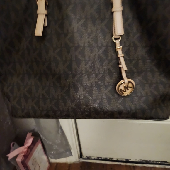 LARGE HOBO TYPE BAG BY MICHAEL KORS - Picture 4 of 5